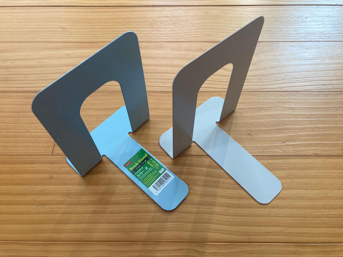 キックバイクスタンドの代用①ダイソーブックスタンド