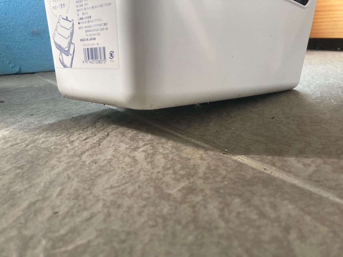 端が浮いている