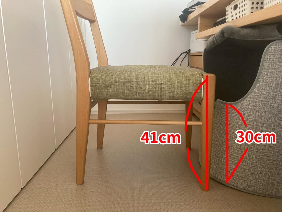 イスとパネルヒーターの高さ