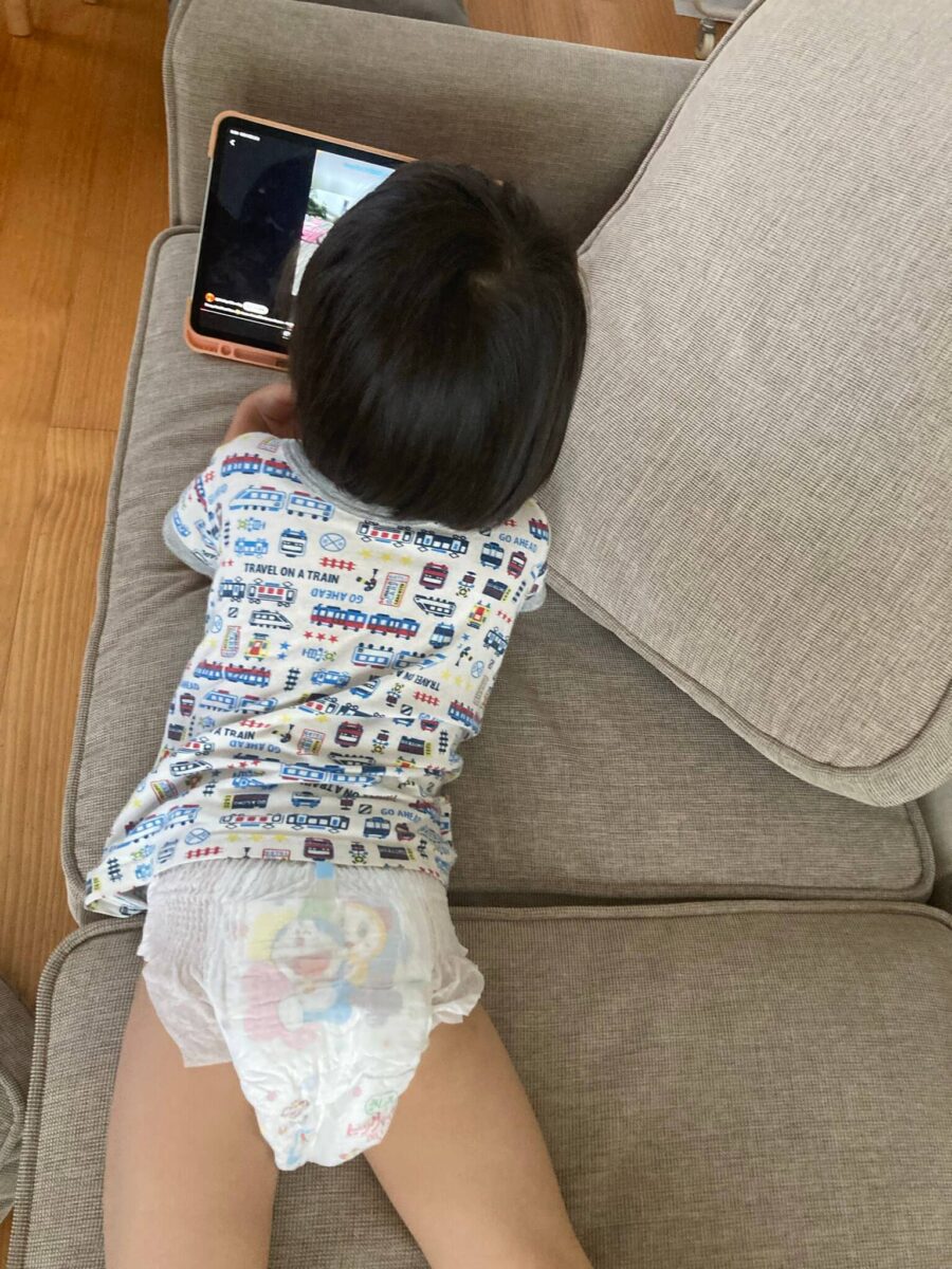 おむつ履く4歳男の子